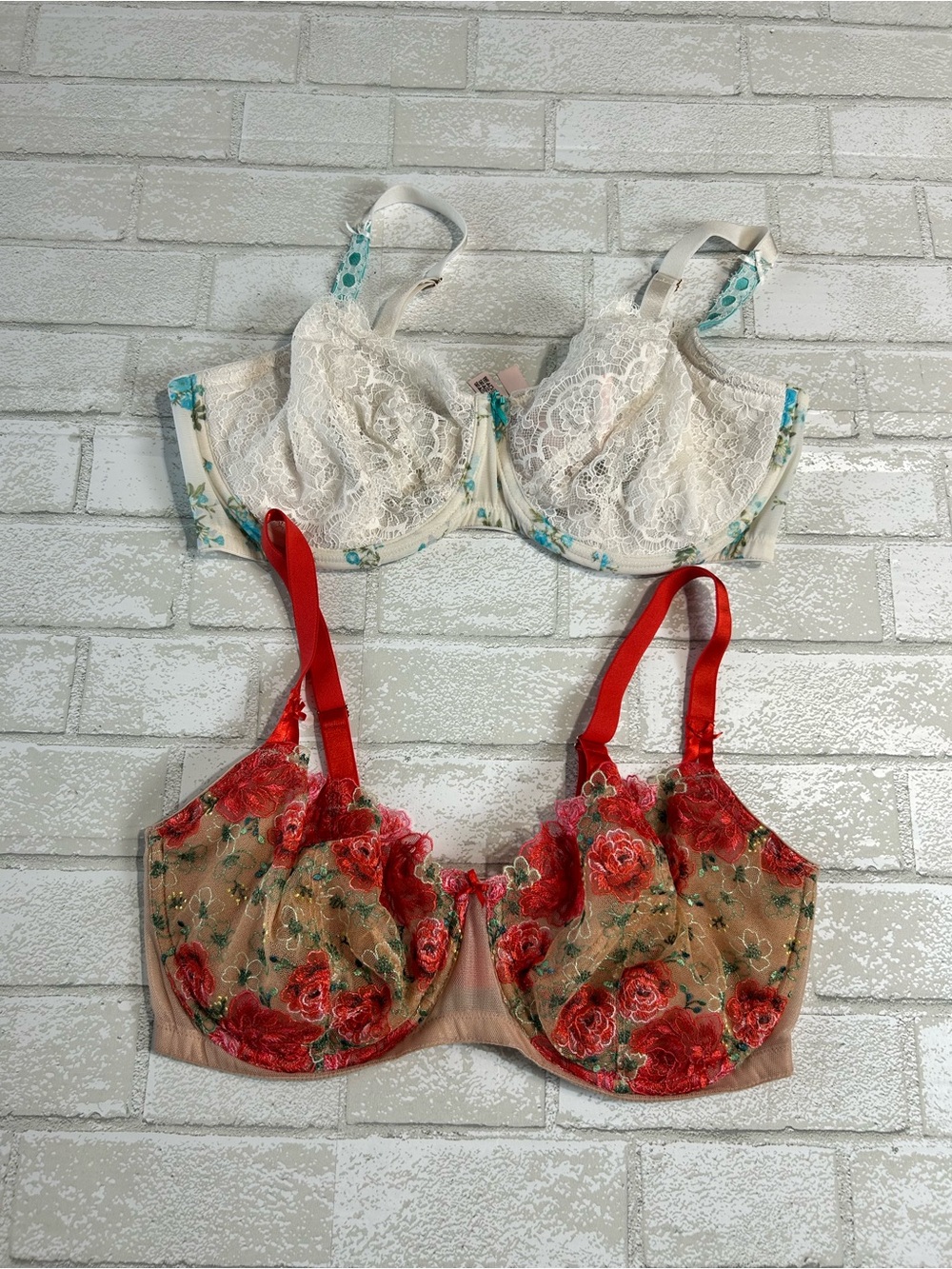 Victoria’s Secret Floral Embroidered Red & Ivory Underwire Bras 38DDD Bundle